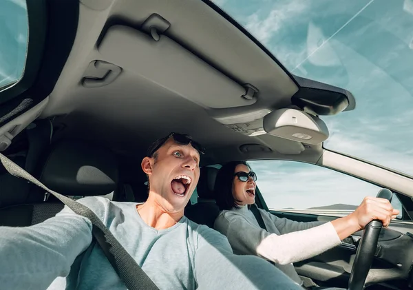 Screaming Couple Riding Car Wide Angle View — Stock Photo, Image