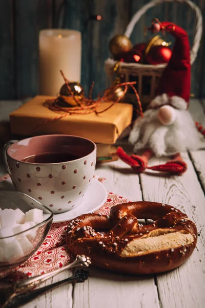 Xícara Chá Com Pretzel Grande Decorações Massa Natal Mesa Madeira — Fotografia de Stock