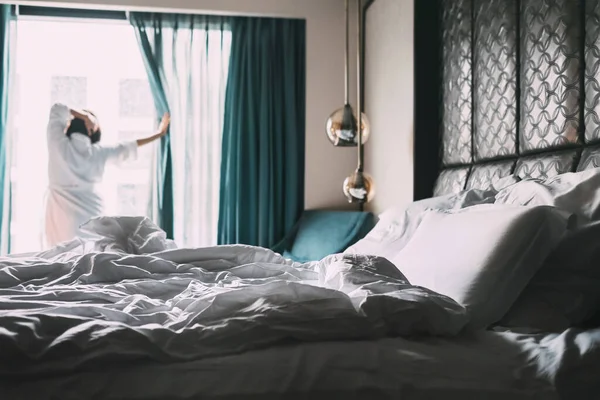 Mulher Está Quarto Hotel Hora Manhã — Fotografia de Stock