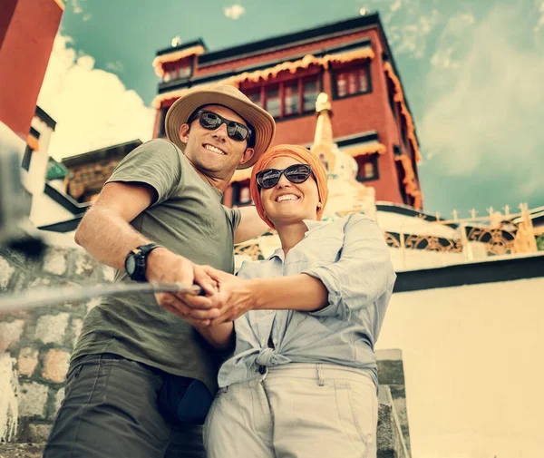 Casal Turistas Tirar Uma Auto Foto Tibetian Vista Fundo — Fotografia de Stock