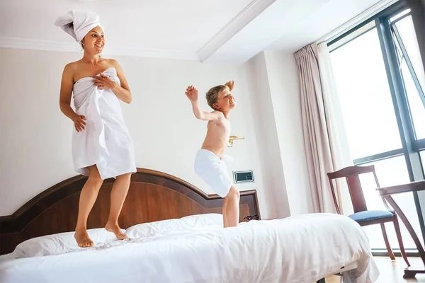 Mutter Und Sohn Springen Auf Bett Luxus Hotelzimmer — Stockfoto