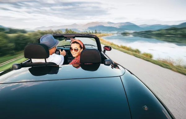 Coppia Amore Che Viaggia Auto Cabriolet — Foto Stock