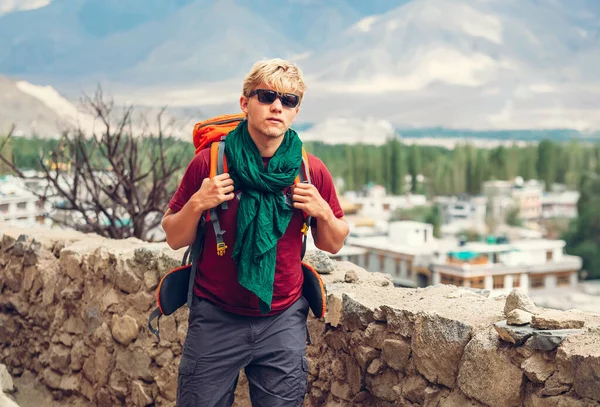 Turista Mochilero Llega Asentamiento Tibetano Montaña — Foto de Stock