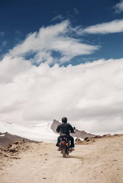 Voyageur Motocycliste Solitaire Sur Montagne Triste Himalaya — Photo