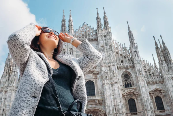 Mulher Óculos Sol Ficar Perto Doumo Milano — Fotografia de Stock