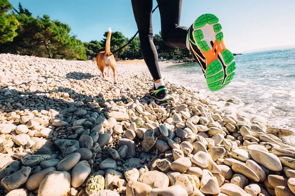 Tutup Gambar Kaki Kanikrosser Yang Dikenakan Sepatu Lari Pantai Laut — Stok Foto