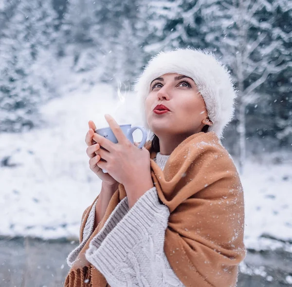 Жінка Чашкою Гарячого Напою Сніжному Лісі — стокове фото