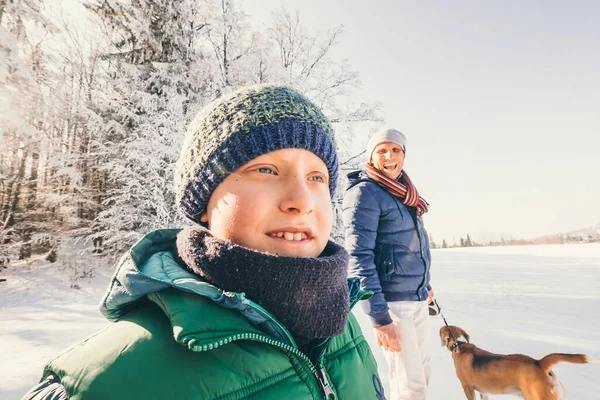 Padre Hijo Pasean Con Perro Bosque Nieve Soleado Día Invierno — Foto de Stock