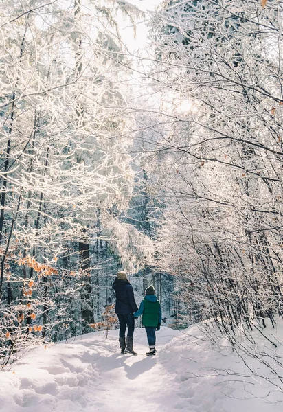 Madre Hijo Caminan Bosque Nieve — Foto de Stock