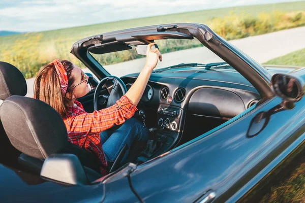 Femme Conduire Une Voiture Cabriolet — Photo