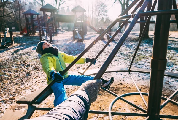 Autunno Profondo Sul Parco Giochi Bambini Mamma Gira Ragazzo Sul — Foto Stock