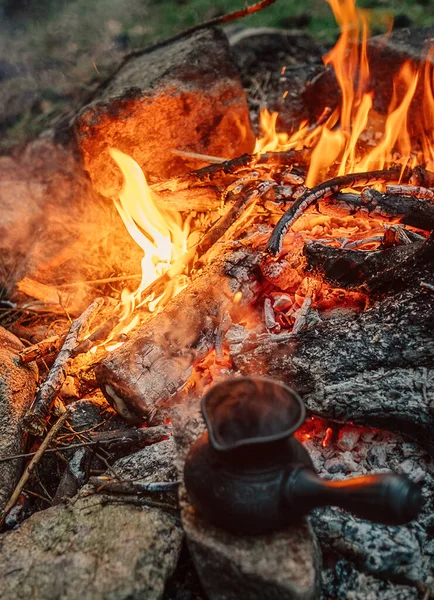 Haciendo Café Fogata Cezva Turco Cerca Fuego Abierto —  Fotos de Stock