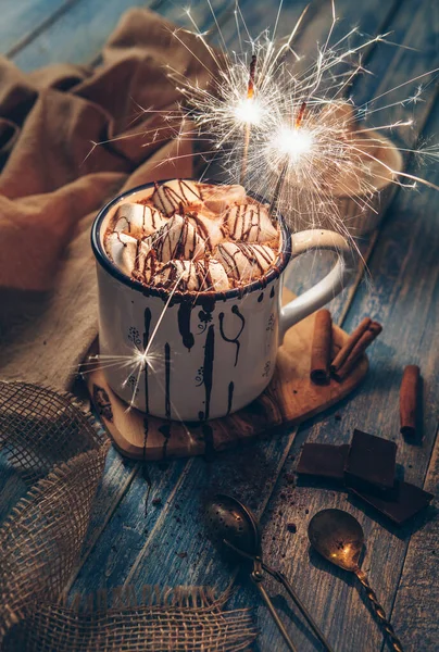 Grande Caneca Chocolate Quente Com Doces Marshmallow Faíscas Luz — Fotografia de Stock