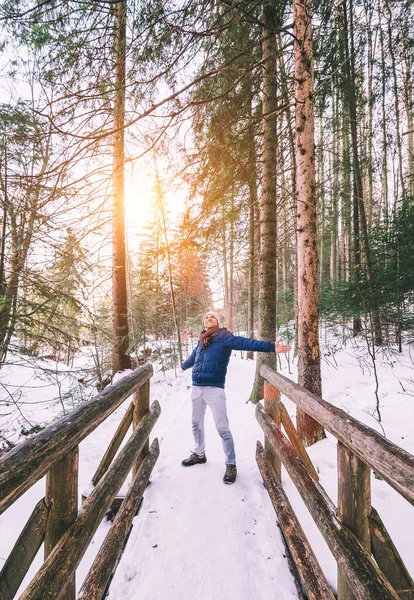 森の中で冬の散歩を楽しむ幸せな男 — ストック写真
