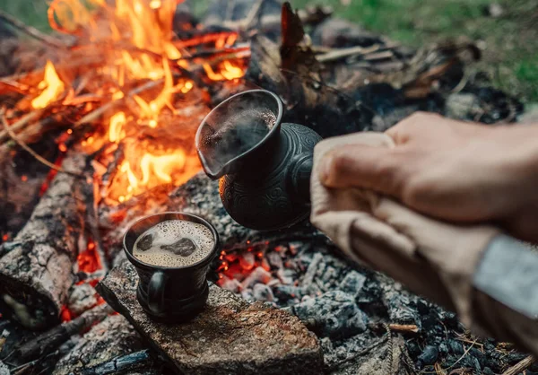 キャンプファイヤーでトルコのコーヒー作りプロセス — ストック写真