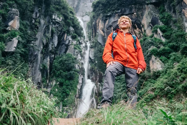 Giovane Turista Soggiorno Montagna Vicino Alla Cascata — Foto Stock