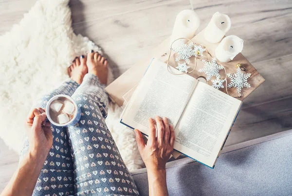 Femme Boit Chocolat Chaud Lit Livre Dans Une Atmosphère Chaleureuse — Photo