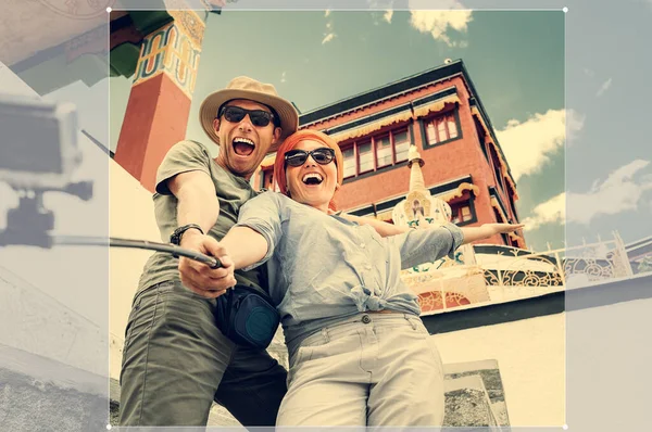 Feliz Turista Casal Tomar Selfie Foto Ásia Vista Fundo — Fotografia de Stock