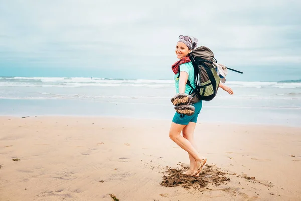 Menina Feliz Mochileiro Viajante Corre Descalço Praia Oceano Areia — Fotografia de Stock