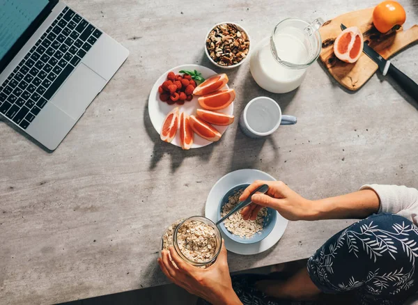 Matin Femme Prépare Petit Déjeuner Sain Vue Dessus — Photo