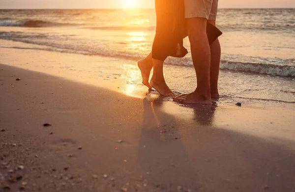 在太阳升起的海面上 情侣腿在恋爱中的亲密形象 — 图库照片