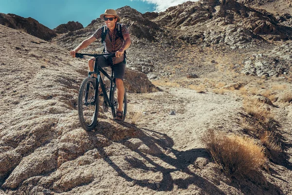 Bike Traveler Rides Mountain Race — Stock Photo, Image