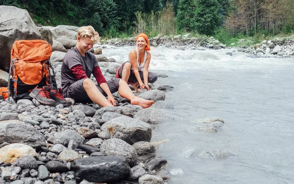 Dois Viajantes Refrescantes Beira Rio Montanha — Fotografia de Stock