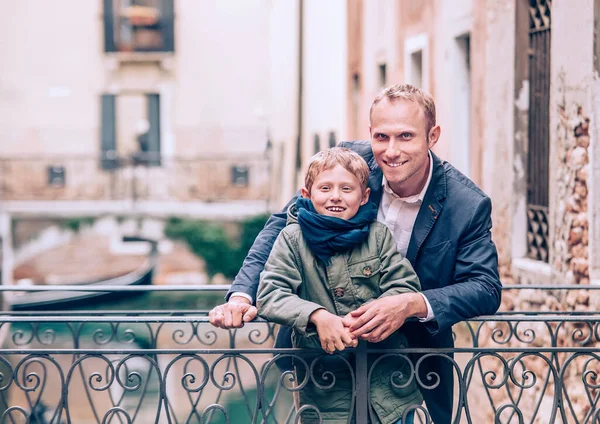 ヴェネツィア橋の上の父と息子の肖像画 — ストック写真