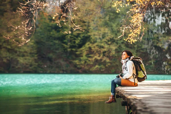 Frau Sitzt Sonnigem Herbsttag Auf Holzbrücke Bergsee — Stockfoto