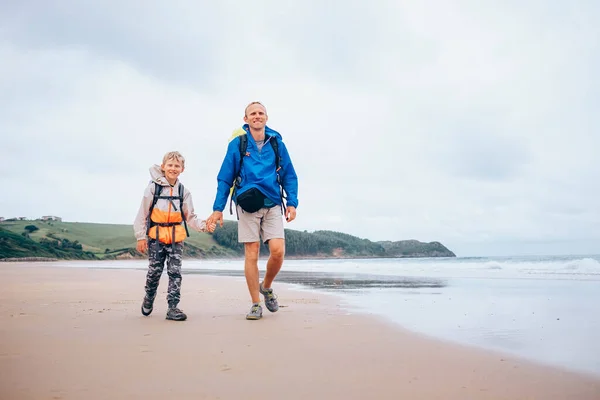 Viajando Com Criança Pai Filho Caminham Com Mochila Praia Oceano — Fotografia de Stock