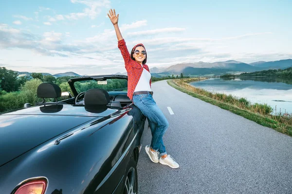 Šťastný Úsměv Mladá Žena Pobyt Blízkosti Kabriolet Auto Horské Silnici — Stock fotografie