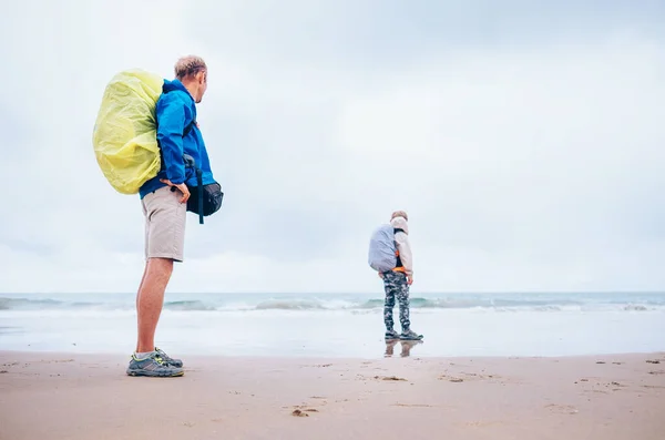 Backpacker Resenärer Far Och Son Stanna Havet Desret Strand Regnig — Stockfoto