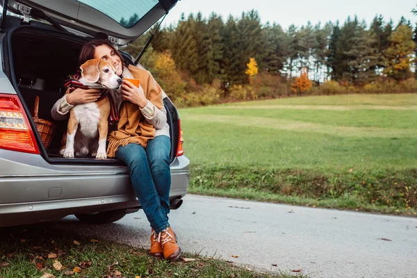 Frau Mit Hund Beim Teetrinken Während Ihrer Autofahrt Herbst — Stockfoto