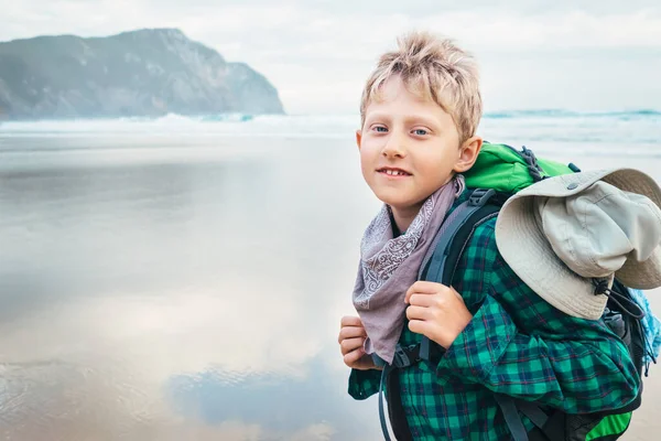Boy Traveler Backpack Ocean Beach Erly Morning — Stock Photo, Image
