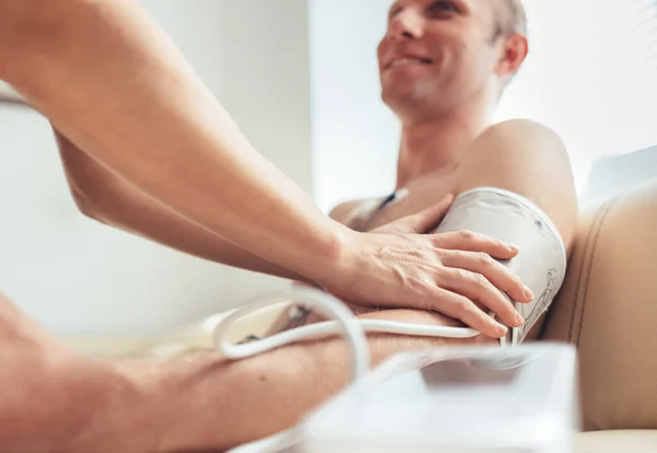 Een Verpleegster Doet Pulsometr Boeien Arm Van Patiënt Vast — Stockfoto