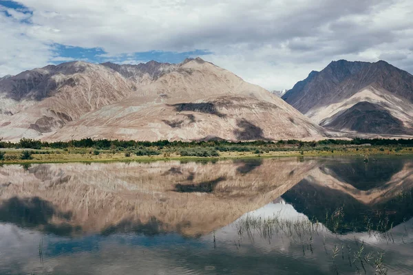Κορυφές Των Βουνών Αντανακλούν Στο Νερό Του Ποταμού Nubra — Φωτογραφία Αρχείου