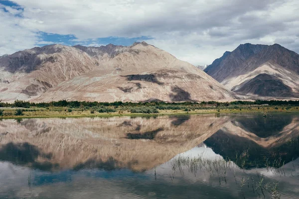 Picos Montanha Refletem Água Rio Nubra — Fotografia de Stock