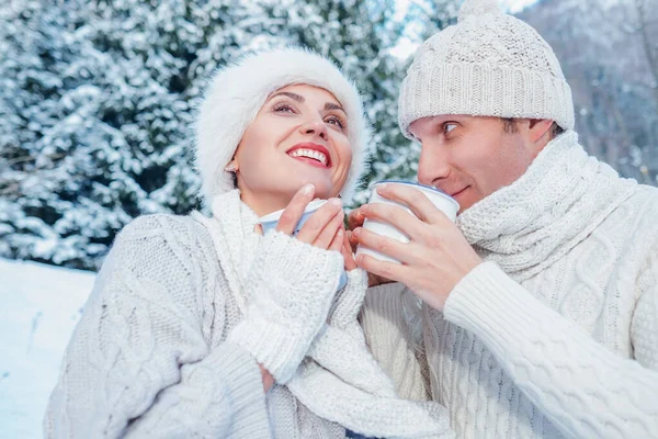 Accogliente Coppia Vestita Amore Bere Caldo Nella Foresta Invernale — Foto Stock