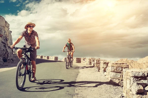 喜马拉雅山路上两个骑自行车的旅客 — 图库照片
