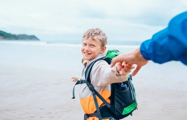 Feliz Niño Sonriente Sostiene Padre Mano Corre Línea Del Océano — Foto de Stock