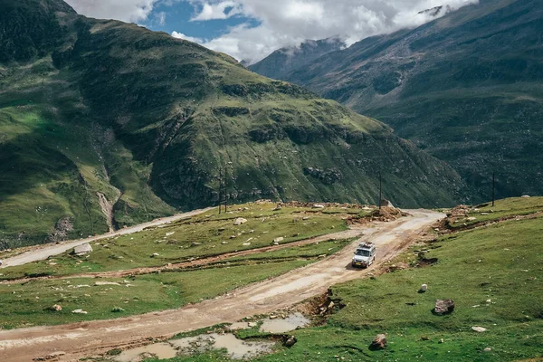 ヒマラヤの丘の間の山道のオフロード遠征車両 — ストック写真