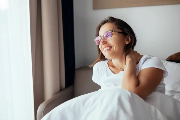 Счастливая Улыбающаяся Женщина Очках Встречает Новый День Спальне — стоковое фото
