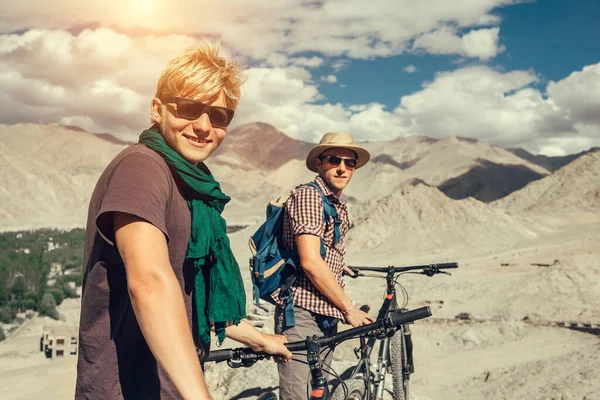 Two Happy Smiling Mountain Bikers Himalaya Mountain — Stock Photo, Image