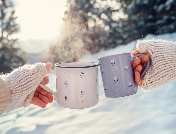 Мужчина Женщина Руки Вязание Варежки Чашками Горячего Чая Поляне Зимнего — стоковое фото