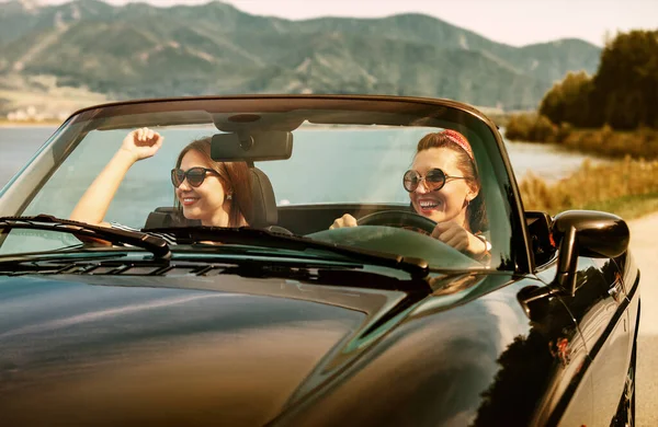 Two Female Friends Travel Cabriolet Car — Stock Photo, Image