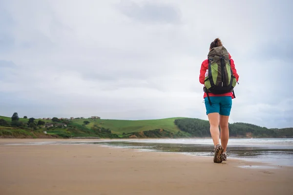 Backpacker Menina Viajante Passeio Praia Deserta Oceano Astúrias Espanha — Fotografia de Stock