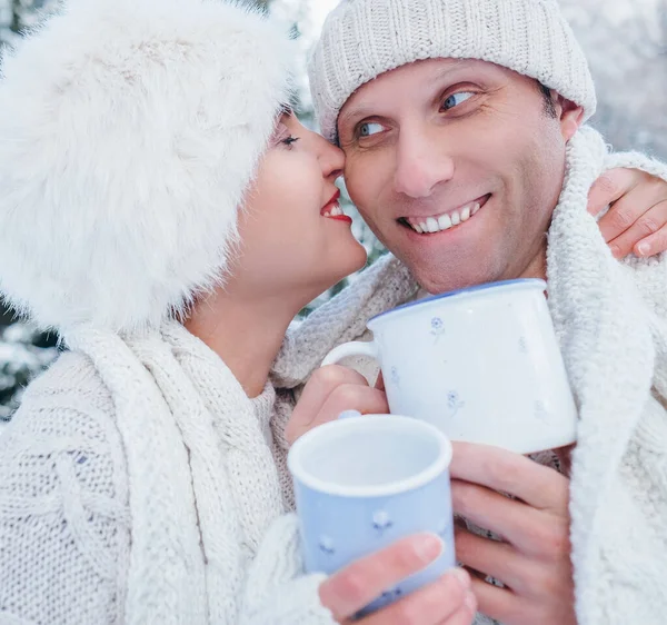 Baciare Coppia Innamorata Abito Accogliente Con Tazza Caldo — Foto Stock