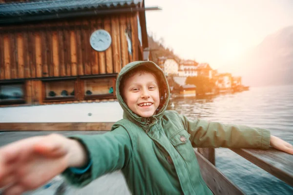 山の湖のボット桟橋の近くに誠実な笑顔の少年 — ストック写真