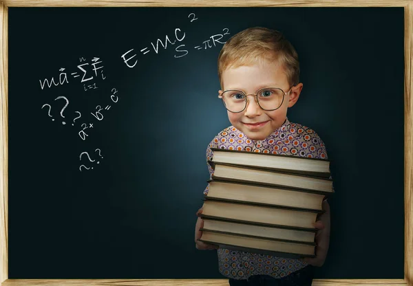 Niño Con Libros Cerca Pizarra Escuela — Foto de Stock