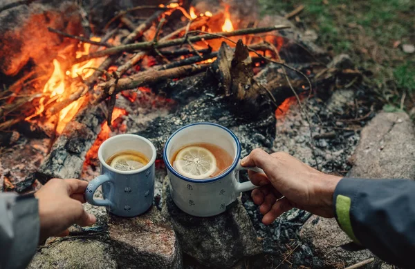 Tea Parti Tábortűz Mellett Egy Pár Teát Iszik Citrommal — Stock Fotó